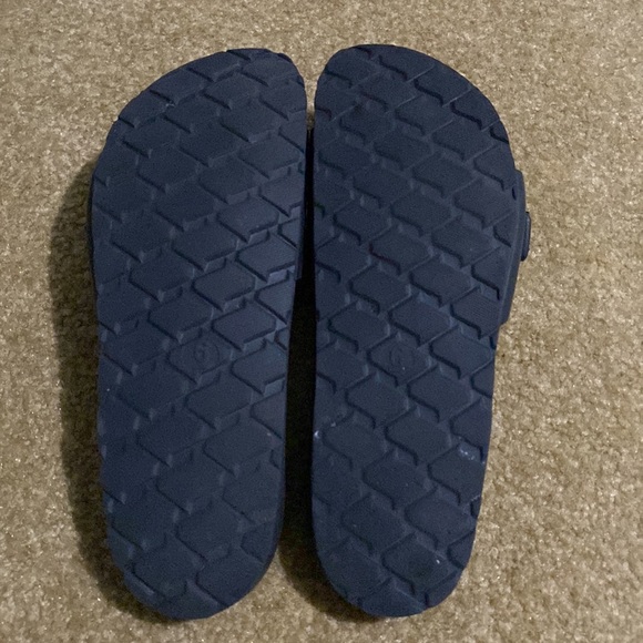 Bass flip flop sandals. Black, Size 6.Excellent condition. - Picture 2 of 3